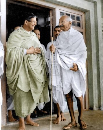 Foto de Mahatma Gandhi con el director Kshitimohan Sen, Santiniketan, Bengala Occidental, India, Asia, 18 de febrero de 1940 - Imagen libre de derechos