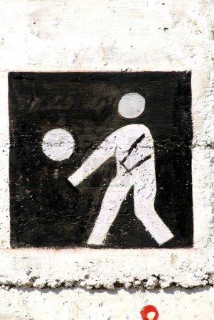 Foto de Voleibol el pictograma de III Commonwealth Juego de la Juventud pintado en la pared del parque zoológico Rajiv Gandhi; Katraj; Pune; Maharashtra; India - Imagen libre de derechos