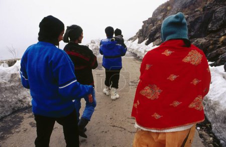 Téléchargez les photos : Famille en vacances, région du lac Changu 12,400, Gangtok, Sikkim, Inde - en image libre de droit