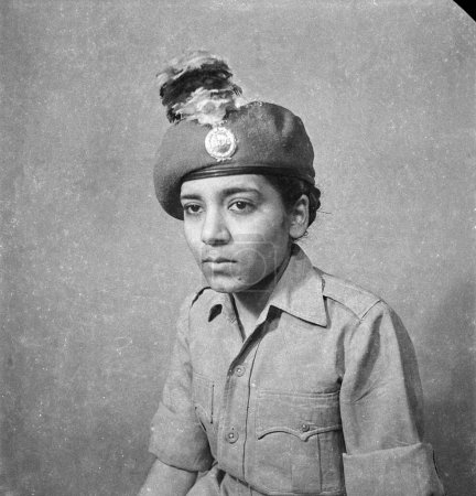 Téléchargez les photos : Vieux vintage années 1900 noir et blanc portrait studio de garçon indien portant NCC robe béret chapeau chemise Inde Années 1940 - en image libre de droit