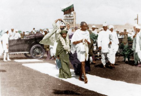 Téléchargez les photos : Mahatma Gandhi accompagné de Begum Mohamed Ali, Karnataka, Inde, Asie, décembre 1924 - en image libre de droit
