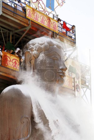 Téléchargez les photos : Jain dévots verser du lait sur la tête de 58,8 pieds monolithique Statue de saint Jain Gomateshwara Lord Bahubali à Mahamastakabhisheka sur la colline Vindhyagiri, Shravanabelagola, Karnataka, Inde - en image libre de droit