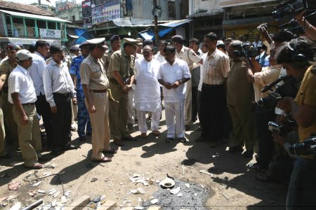 Téléchargez les photos : Ministre gardien du district de Nasik M. Chhagan Bhujbal sur le site de l'explosion de bombe qui a secoué Malegaon, Maharashtra, Inde 29 septembre 2008 - en image libre de droit