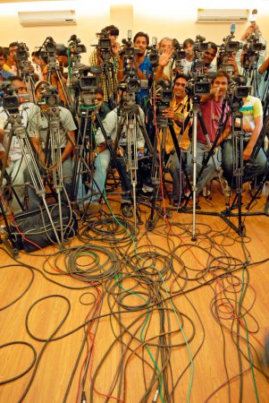 Téléchargez les photos : Un cameraman fait la queue lors d'une conférence de presse Bombay Mumbai, Maharashtra, Inde - en image libre de droit