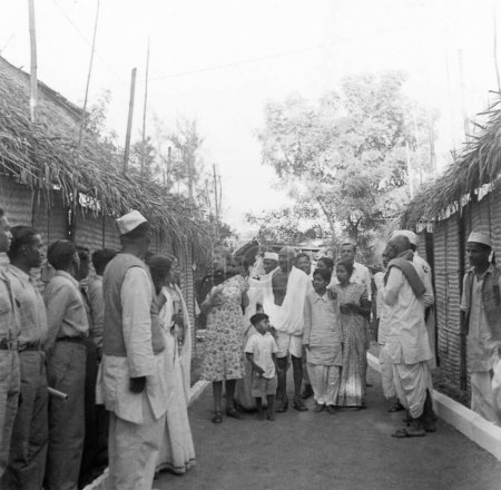 Foto de Agatha Harrison, nieto de Shanti Harilal Gandhi, Mahatma Gandhi, Chakravarti Rajagopalachari y otros en Madras, 1946, India - Imagen libre de derechos
