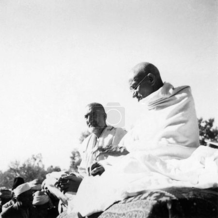 Téléchargez les photos : Khan Abdul Gaffar Khan et Mahatma Gandhi lors de leur visite dans les provinces frontalières du Nord-Ouest en Afghanistan, octobre 1938 - en image libre de droit