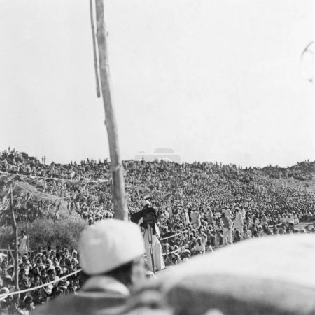 Téléchargez les photos : Vue de la foule lors d'une réunion de masse, Madras, 1946 - en image libre de droit