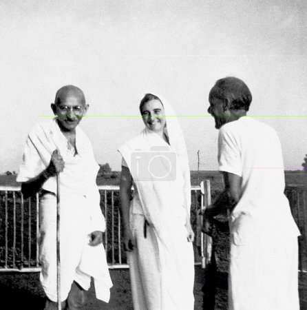 Foto de Mahatma Gandhi con Mirabehn y el Dr. Das en el Ashram Sevagram, 1940 - Imagen libre de derechos