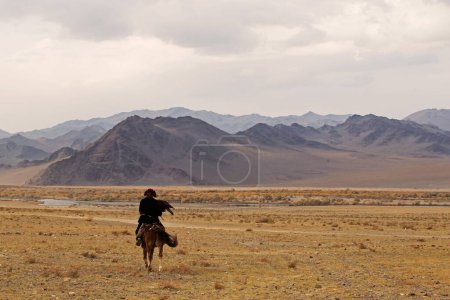 Foto de Cazadores de águila en el festival del águila real, bayan, olgii, mongolia - Imagen libre de derechos