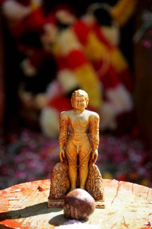 Die Bronzestatue zu Füßen der 18 Meter hohen Statue von Bhagwan Gomateshwara Bahubali während des Mahamasthakabhisheka Jain Festivals, das alle zwölf Jahre stattfindet; Shravanabelagola; Hassan District; Karnataka State; Indien