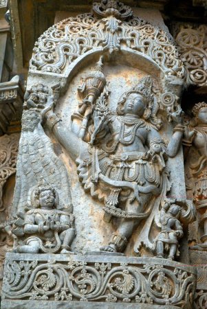Figura del señor Vishnu levantando una pierna hacia arriba una abajo en el templo de Shiva; Halebidu; distrito Hassan; Karnataka; India