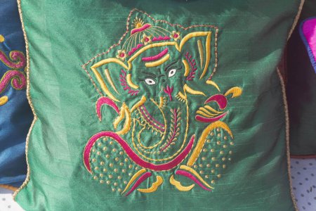 Foto de Lord Ganesh bordado sobre almohada Surajkund mela Faridabad Haryana India Asia - Imagen libre de derechos