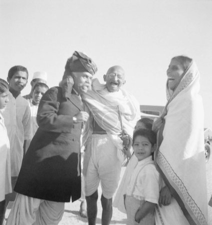 Téléchargez les photos : Mahatma Gandhi, partageant un rire chaleureux avec le souverain de Dehra, Ismaïl Khan, à l'Ashram de Sevagram, 29 octobre 1938, Kahandas Gandhi, Inde - en image libre de droit