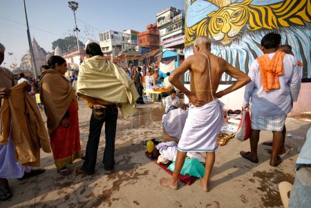 Téléchargez les photos : Personnes à Dasaswamedh ghat, Varanasi, Uttar Pradesh, Inde - en image libre de droit