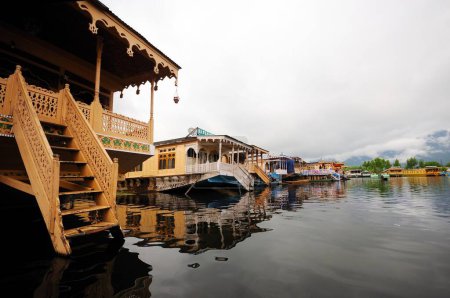 Téléchargez les photos : Péniches à dal lake, Srinagar, Jammu-et-Cachemire, Inde - en image libre de droit