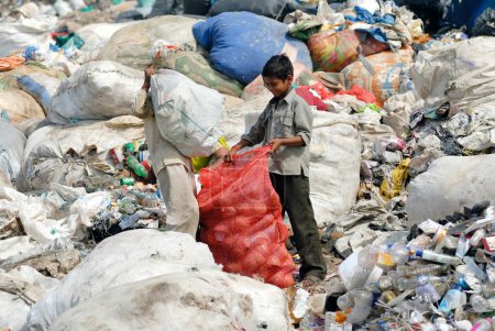 Téléchargez les photos : Ramasseur de ramassage des ordures dans les décharges, Deonar, Bombay Mumbai, Maharashtra, Inde - en image libre de droit
