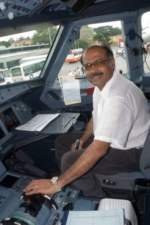 Foto de Capitán Gopinath de Air Deccan sentado en la cabina; Bangalore; Karnataka; India - Imagen libre de derechos
