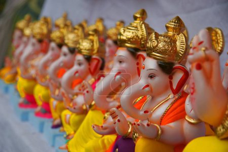 Foto de Ídolos del Elefante Dirigido a Dios, Ganesh ganpati Festival alineado para la procesión de la venta, India - Imagen libre de derechos