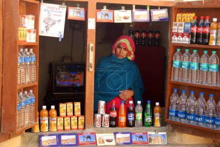 Téléchargez les photos : Femme commerçante dans le magasin, Jaisalmer, Rajasthan, Inde - en image libre de droit