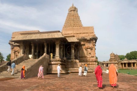 Téléchargez les photos : Les dévots marchant dans Brihadeshwara Temple Complex Aussi appelé Big Temple Construit au 10ème siècle après JC par Raja Raja Chola Dédié au Seigneur Shiva à Thanjavur, Tamil Nadu, Inde - en image libre de droit