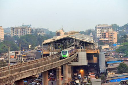 Téléchargez les photos : Train de métro près de la gare d'Asalpha, Mumbai, Maharashtra, Inde, Asie - en image libre de droit