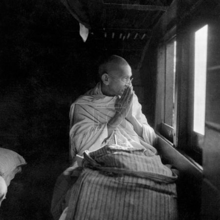 Téléchargez les photos : Mahatma Gandhi, saluant les gens par la fenêtre d'un train, 1940 - en image libre de droit