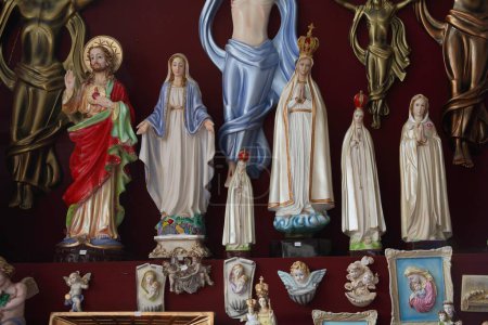 Téléchargez les photos : Boutique d'idoles à l'extérieur de l'église Mount Mary, Mount Mary Festival, Bandra Fair, Bombay Mumbai, Maharashtra, Inde - en image libre de droit