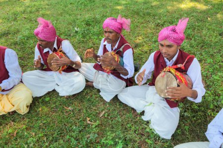 Téléchargez les photos : Musiciens tribaux jouant de la musique folklorique, jagdalpur, bastar, chhattisgarh, Inde, asie - en image libre de droit