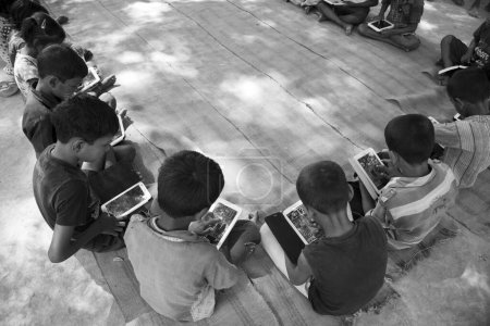 Foto de Niños estudiando en tabletas, varanasi, uttar pradesh, india, asia - Imagen libre de derechos