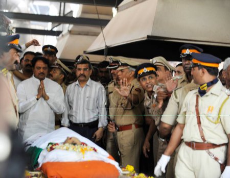 Téléchargez les photos : Le Premier ministre Vilasrao Deshmukh aux funérailles du chef de l'escouade antiterroriste Hemant Karkare tué par un attentat terroriste à Bombay Mumbai, Maharashtra, Inde 26 novembre 2008 - en image libre de droit