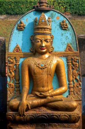 Téléchargez les photos : Énorme bouddha doré ; ses mains touchant la terre au samadhi ; temple mahabodhi ; bodhgaya ; bihar ; Inde - en image libre de droit