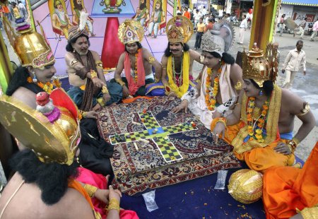 Téléchargez les photos : Janmashtami festival ou Lord Krishna anniversaire célébration carnaval procession avec diverses scènes de l'épopée Mahabharat représentant le jeu - en image libre de droit
