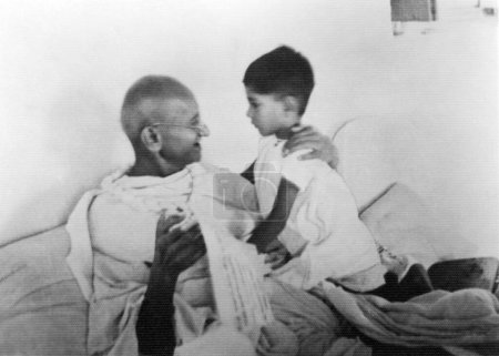 Téléchargez les photos : Mahatma Gandhi et son petit-fils Rajmohan le jour de leur anniversaire à Birla House ; New Delhi ; 1937 ; Inde - en image libre de droit