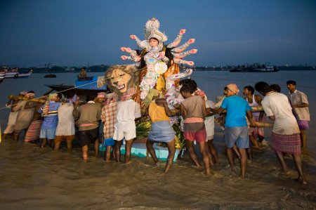 Foto de Despedida del ídolo de Durga en el agua del río Hooghly - Visarjan, Durga Pooja dassera Vijayadasami Festival, Calcuta Kolkata, Bengala Occidental, India - Imagen libre de derechos