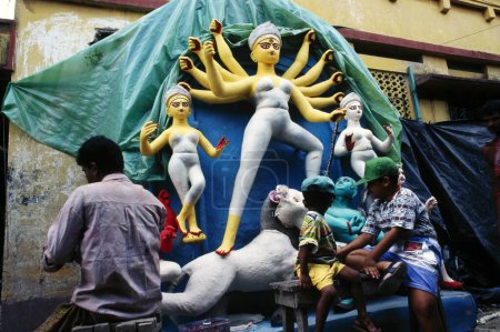 Téléchargez les photos : Artisanat, Argile images de la déesse Durga Pooja puja festival Hommage à la procession de la déesse mère, kumartuli, calcutta, Inde - en image libre de droit