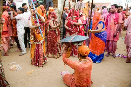 Foto de Gente celebrando lathmar, holi festival, mathura, uttar pradesh, india, asia - Imagen libre de derechos