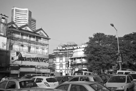 Foto de Edificio de la bolsa de Bombay y estacionamiento; Kala Ghoda; Bombay Mumbai; Maharashtra; India 16-diciembre-2009 - Imagen libre de derechos