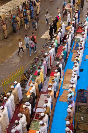 Téléchargez les photos : Musulmans priant, Eid Al Fitr festival, Bandra Station, Mumbai, Maharashtra, Inde, Asie - en image libre de droit