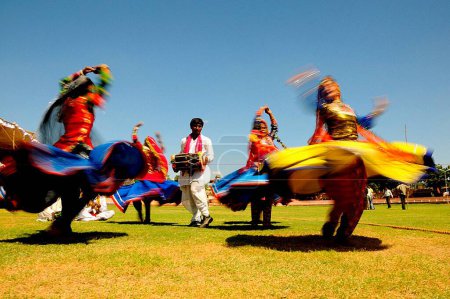 Foto de Bailarines de chakri folklórico bailando en el festival Marwar, Jodhpur, Rajasthan, India - Imagen libre de derechos