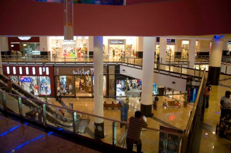 Foto de Tiendas en mall, Dubai Oriente Medio Emiratos Árabes Unidos - Imagen libre de derechos