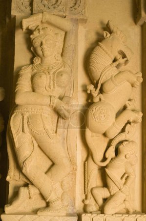 Téléchargez les photos : Sculpture de dame dansant pose et cheval jain temple Jaisalmer Rajasthan Inde Asie - en image libre de droit