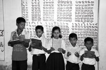 Téléchargez les photos : Les enfants apprennent des leçons en classe uttar pradesh Inde Asie - en image libre de droit