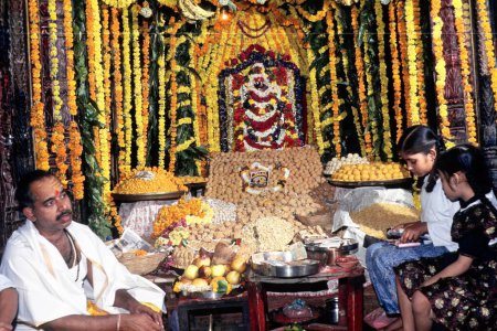 Téléchargez les photos : Festival Diwali deepawali dans le temple de déesse visalakshi, Varanasi, Uttar Pradesh, Inde - en image libre de droit