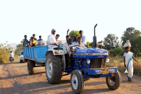 Foto de Farmer driving tractor, Devlali, Maharashtra, India noviembre, 2008 - Imagen libre de derechos