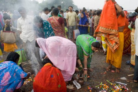 Foto de Mujeres indias rezando en Babu Ghat en la celebración de Kartik Purnima (Luna Llena), Kolkata, Bengala Occidental, India - Imagen libre de derechos