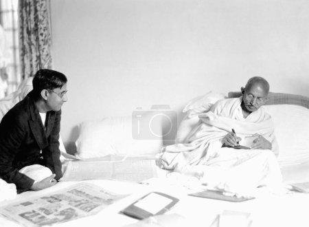 Foto de Mahatma Gandhi y Bharat Anand en Birla House, Mumbai, 1939, India - Imagen libre de derechos