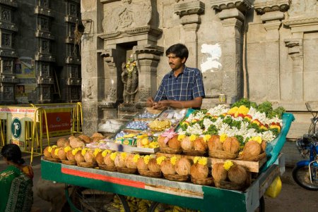 Téléchargez les photos : Homme vendant des intégrants Pooja sur étal ; Temple Thiruvannamalai ; Tamil Nadu ; Inde - en image libre de droit
