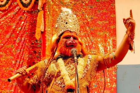 Téléchargez les photos : Ramleela, personnage mythologique hindou de Ramayan, jouant le rôle de Hanuman sur scène pendant le festival Dussera dusera, Inde - en image libre de droit