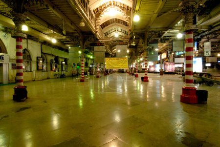 Téléchargez les photos : Victoria terminus vt now chhatrapati shivaji terminus platform, Bombay Mumbai, Maharashtra, Inde - en image libre de droit