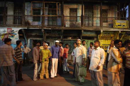 Téléchargez les photos : Les habitants de Malegaon regardant le ciel pour l'Aïd-al-Fitr lune à la veille de l'Id dans la ville textile de Malegaon, Maharashtra, Inde - en image libre de droit